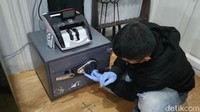 Penyidik saat memeriksa berangkas yang ada di rumah Apin BK. Apin saat ini tengah buron atau dicari polisi. (Foto: Istimewa)