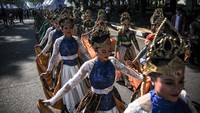 Acara peringatan HUT Jawa Barat tersebut dimeriahkan dengan pawai budaya yang diikuti oleh seniman, serta sejumlah tarian dari berbagai sanggar di Jawa Barat.
