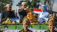 Ridwan Kamil memotong nasi tumpeng bersama istrinya usai Upacara Peringatan HUT ke-77 Jawa Barat.