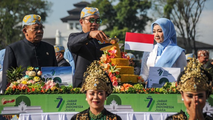 PERINGATAN HUT JAWA BARAT Gubernur Jawa Barat Ridwan Kamil (tengah) berjalan keluar lapangan usai menjadi inspektur Upacara Peringatan HUT ke-77 Jawa Barat di Lapangan Gasibu, Bandung, Jawa Barat, Jumat (19/8/2022). Peringatan HUT ke-77 Jawa Barat dengan tema