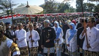 Gubernur Jawa Barat Ridwan Kamil berjalan keluar lapangan usai menjadi inspektur upacara Peringatan HUT ke-77 Jawa Barat di Lapangan Gasibu, Bandung, Jawa Barat, Jumat (19/8/2022).