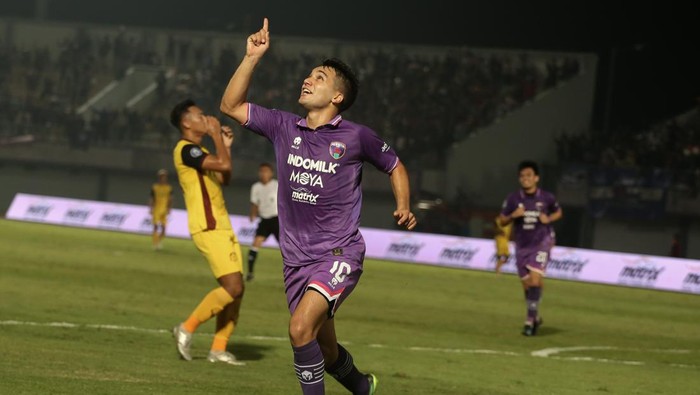 Pesepak bola Persita Tangerang Ezequiel Vidal melakukan selebrasi usai mencetak gol ke gawang Persikabo 1973 pada lanjutan BRI Liga 1 di Stadion Indomilk Arena, Tangerang, Banten, Jumat (19/8/2022). ANTARA FOTO/Fauzan/aww.