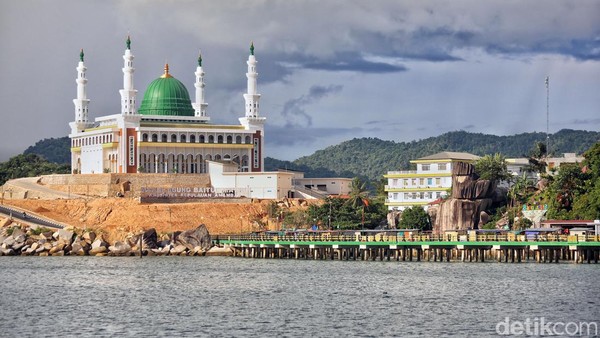 Diketahui, lokasi masjid tersebut berada di ujung Jalan Selayang Pandang (SP) tepat di samping ikon wisata Batu Tompak Tiga. Untuk menuju masjid ini dari pusat Kota Tarempa memakan waktu tempuh 5 menit menggunakan kendaraan roda dua atau 15-20 menit berjalan kaki.  