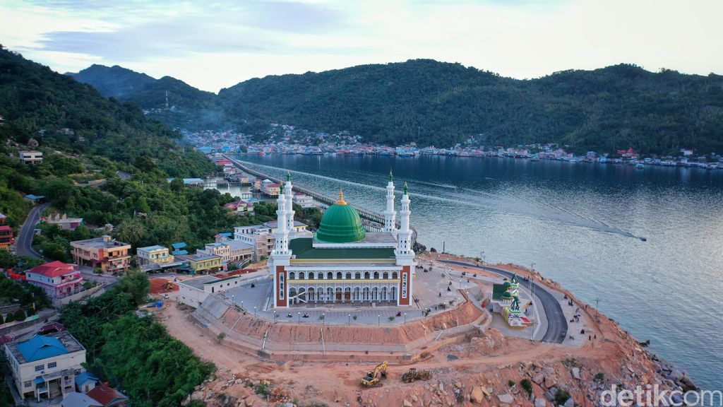Pandangan udara Masjid Agung Baitul Ma'mur di Kabupaten Kepulauan Anambas, Kepulauan Riau, Senin (1/8/2022).