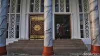 detikTravel dalam program Tapal Batas beberapa waktu lalu berkesempatan singgah langsung ke Masjid Agung Baitul Mamur ini yang berada di pusat Kota Tarempa. Kami melihat secara dekat detail masjid yang modern dan megah ini.  