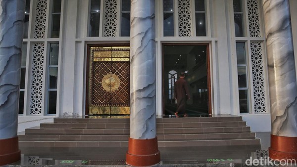 detikTravel dalam program Tapal Batas beberapa waktu lalu berkesempatan singgah langsung ke Masjid Agung Baitul Mamur ini yang berada di pusat Kota Tarempa. Kami melihat secara dekat detail masjid yang modern dan megah ini. Â detikTravel dalam program Tapal Batas beberapa waktu lalu berkesempatan singgah langsung ke Masjid Agung Baitul Mamur ini yang berada di pusat Kota Tarempa. Kami melihat secara dekat detail masjid yang modern dan megah ini. Â