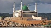 Masjid Agung Baitul Mamur ini mulai dibangun pada 2017 dan diresmikan pada tahun 2020 lalu oleh Menkopolhukam Mahfud MD dan Mendagri Tito Karnavian.  