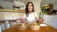 Selalu tampil cantik dalam berbagai kesempatan. Rupanya Nita paling suka makan smoothies dengan aneka buah yang enak dan segar. Foto: Site News