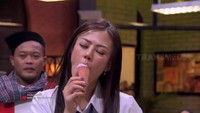  Nah, pose Nita saat jilat es krim di salah satu acara televisi ini, berakhir membuat banyak penonton jadi salah fokus sendiri. Foto: Site News
