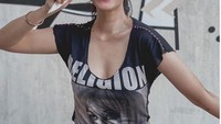 Masih seputar es krim, Nita memang hobi makan es krim. Banyak pose-posenya saat makan es krim yang cantik dan menarik. Foto: Site News