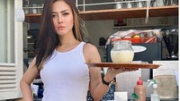 Terakhir ini foto Nita saat berpose menjadi pelayan cantik dan seksi, saat menyajikan minuman dingin.  Foto: Site News