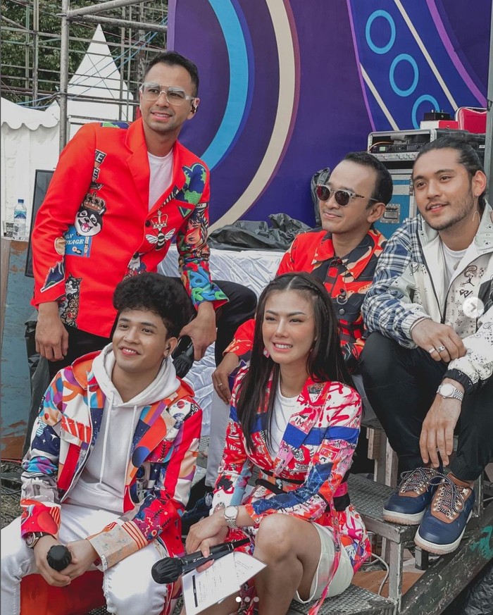 Pose Cantik Menawan Nita Gunawan Saat Bergaya Jadi Pelayan