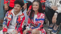  Sering diduga sebagai wanita yang dikabarkan memiliki hubungan spesial dengan Raffi Ahmad. membuat Nita Gunawan tak lepas dari kritik netizen. Bahkan bentuk kakinya saat foto dengan Raffi Ahmad pun mengundang ejekan dari netizen. Foto: Site News