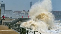 Kali ini amukan gelombang pasang terjadi di tepi laut Blackpool, Inggris, pada 16 Februari 2022.