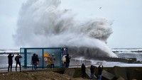 Badai bernama Corrie membuat gelombang pasang raksasa di pelabuhan Den Haag, Belanda, pada 31 Januari 2022 lalu.