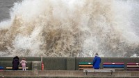 Dalam foto terlihat deburan gelombang pasang yang terjadi di pedestrian New Brigton, Liverpool, Inggris. Foto yang diambil pada 17 Februari 2022 lalu ini merupakan imbas dari Badai Eunice.