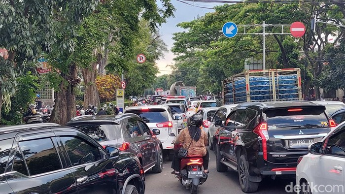 Potret kepadatan lalu lintas di Jl Diponegoro, Kota Bandung saat HUT ke-77 Jawa Barat