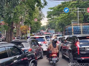 Lalu Lintas di Sekitar Gedung Sate Bandung Macet!