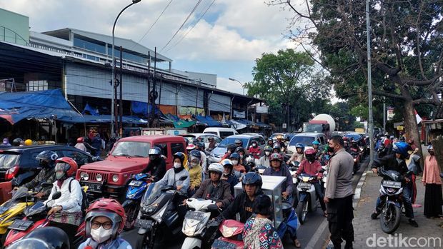 Potret kepadatan lalu lintas di Jl Diponegoro, Kota Bandung saat HUT ke-77 Jawa Barat