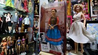 Koleksi Barbienya pun beragam, ada yang menyerupai artis terkenal hingga custom modelnya sendiri.  