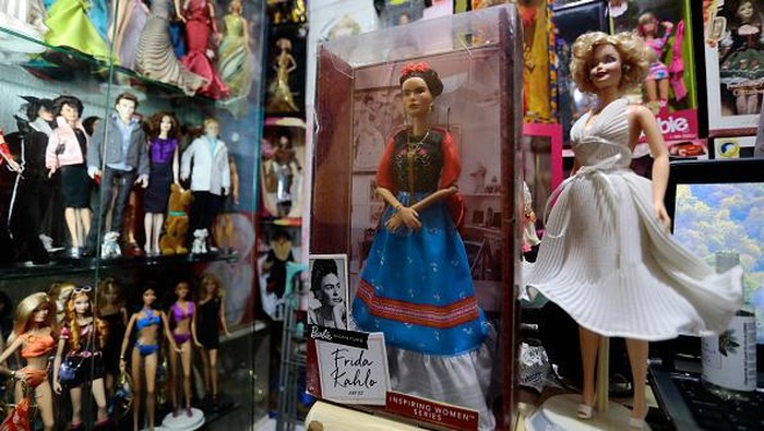 Pria Ekuador Ini Koleksi 850 Boneka Barbie Asli QUITO, ECUADOR - AUGUST 18: Collector Luis Roman shows the Barbie of Barbara Eden