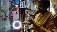 Luis Roman menunjukkan Barbie Marilyn Monroe di Quito, Ekuador, Kamis (18/8/2022) waktu setempat.  