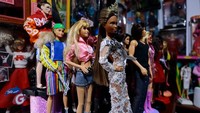 Luis Roman adalah seorang kolektor boneka Barbie Matel.  