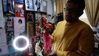Luis mengatakan boneka barbie pertamanya ia peroleh 18 tahun lalu.  