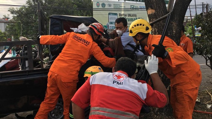Proses evakuasi sopir pikap yang terjepit usai tabrak pohon di Gamping, Sleman, Jumat (19/8/2022).