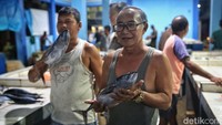 Menurut salah satu pedagang ikan Yusli Usman (62), Pasar Ikan Tarempa ini buka setiap hari. Semua pedagang menakar tanpa timbangan. Mereka hanya memperkirakan saja jika bobot ikan untuk tiap ekornya, apakah sudah mencapai bobot yang diminta pembeli.