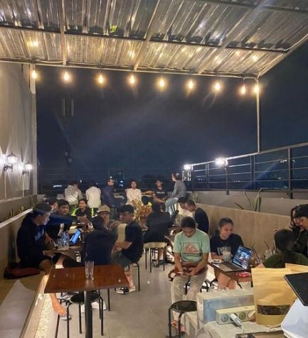 5 Kafe Rooftop Ini Tawarkan Sensasi Asyik Ngopi di Bawah Bintang