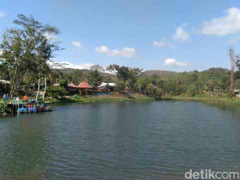Suasana resto pinggir danau Malang