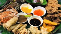 Sambil melihat pemandangan dari kolam ikan, Isdaan siap memanjakan para pengunjung dengan hidangan ikan, kepiting, hingga ayam goreng sebagai menu spesialnya. Foto: Pool/Site
