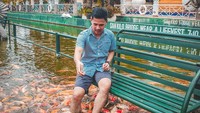 Selain bisa jalan ditemani para ikan, bisa juga duduk bersantai di kursi besi yang dipasang di tengah kolam ikan. Seru ya? Foto: Pool/Site