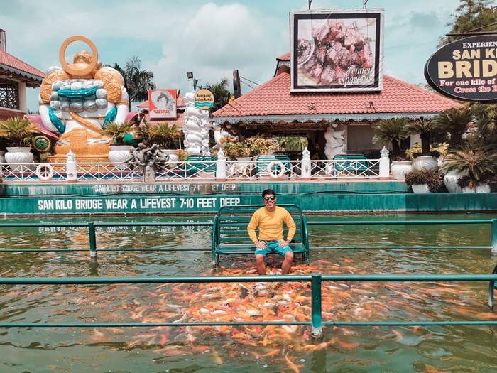Restoran di Filipina Ini Punya Jalanan Isi Ikan Warna-warni yang Keren!