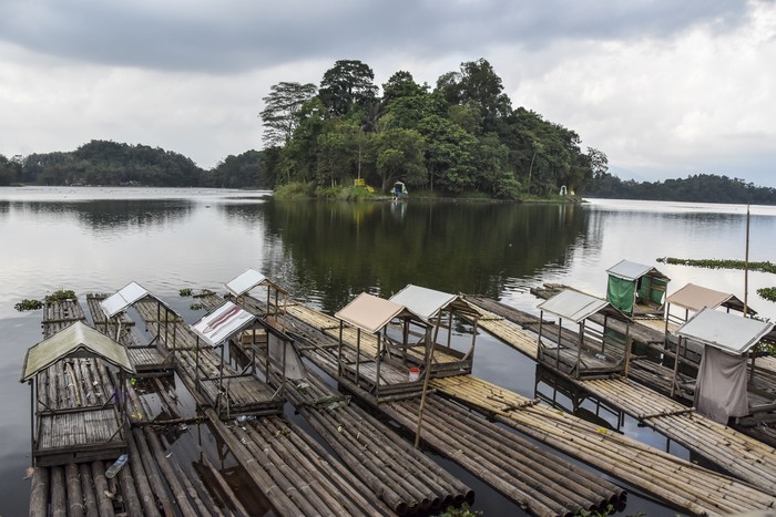 Foto udara kawasan wisata Situ Gede di Kota Tasikmalaya, Jawa Barat, Kamis (18/8/2022). Pemerintah Provinsi Jawa Barat merealisasikan revitalisasi objek wisata Situ Gede dengan anggaran Rp8 miliar agar lebih menarik dan nyaman dikunjungi wisatawan. ANTARA FOTO/Adeng Bustomi/rwa.