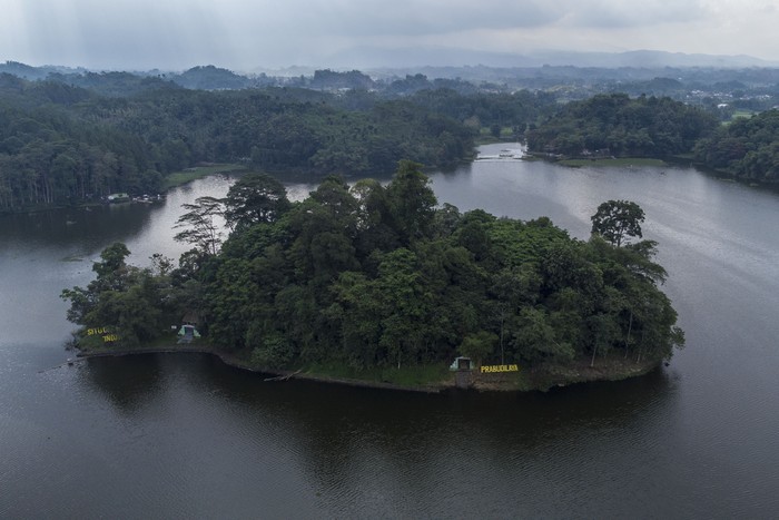 Foto udara kawasan wisata Situ Gede di Kota Tasikmalaya, Jawa Barat, Kamis (18/8/2022). Pemerintah Provinsi Jawa Barat merealisasikan revitalisasi objek wisata Situ Gede dengan anggaran Rp8 miliar agar lebih menarik dan nyaman dikunjungi wisatawan. ANTARA FOTO/Adeng Bustomi/rwa.