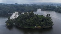 Foto udara Situ Gede, Tasikmalaya memperlihatkan laskap danau seluas 47 hektare.