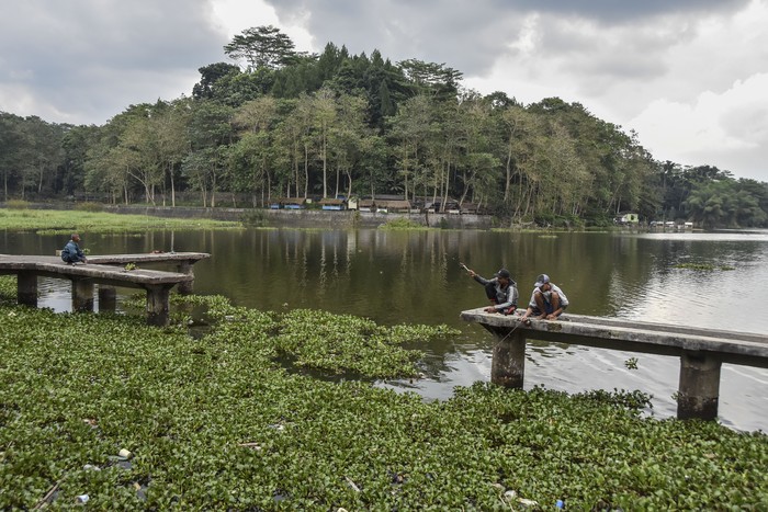 REVITALISASI WISATA SITU GEDE Foto udara kawasan wisata Situ Gede di Kota Tasikmalaya, Jawa Barat, Kamis (18/8/2022). Pemerintah Provinsi Jawa Barat merealisasikan revitalisasi objek wisata Situ Gede dengan anggaran Rp8 miliar agar lebih menarik dan nyaman dikunjungi wisatawan. ANTARA FOTO/Adeng Bustomi/rwa.