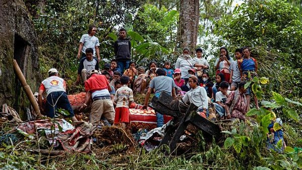 Anggota suku Toraja menggali jenazah kerabat mereka dari sebuah pemakaman umum untuk upacara adat Manene di Desa Torea di Toraja Utara, Sulawesi Selatan, Selasa (16/8/2022).