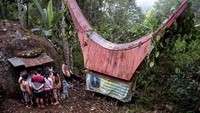 Ritual ini diawali dengan datangnya para anggota keluarga ke Patane untuk mengambil jasad sanak saudara yang telah meninggal dunia. Patane adalah kuburan berbentuk rumah tempat menyimpan mayat.