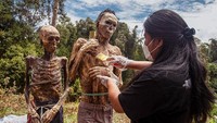 Kemudian jasad tersebut dibersihkan menggunakan kuas setelah dikeluarkan dari Patane dan pakaiannya diganti dengan kain atau pakaian baru. 