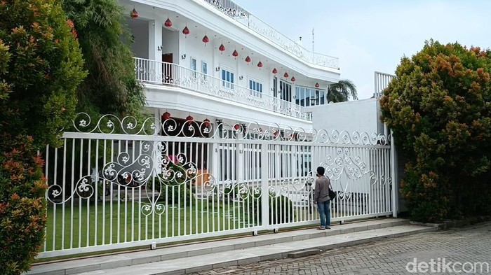 Rumah Apin BK bos judi online di Komplek Cemara Asri, Deli Serdang.