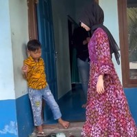 Rumah itu berdinding batako dan tak dihaluskan. Hanya ada cat warna biru yang sudah mulai usang. Ada dua kursi di depan rumahnya. (Foto: YouTube/Mambruut Official)