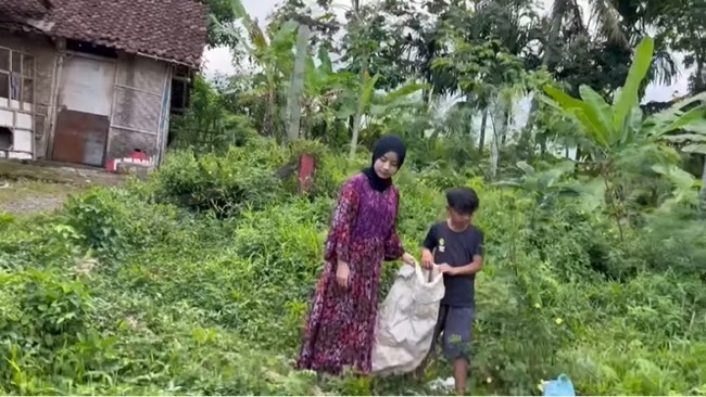 Ya di sini lah Farel besar. Hanya ini rumah kami punya, ujar Suyoto, ayah Farel kepada wartawan, Kamis (18/8/2022). Suyato hanya bekerja serabutan. Kadang mencari pinang untuk dijual di pasar. Sementara itu, ibu Farel, Siti Mujayanah, hanya ibu rumah tangga biasa. (Foto: YouTube/Mambruut Official)