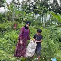 Ya di sini lah Farel besar. Hanya ini rumah kami punya, ujar Suyoto, ayah Farel kepada wartawan, Kamis (18/8/2022). Suyato hanya bekerja serabutan. Kadang mencari pinang untuk dijual di pasar. Sementara itu, ibu Farel, Siti Mujayanah, hanya ibu rumah tangga biasa. (Foto: YouTube/Mambruut Official)