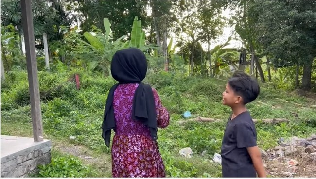 Kira-kira setelah mendapat sorotan luar biasa, akankah nasib Farel berubah dan tinggal di rumah dengan kondisi yang lebih baik?  (Foto: YouTube/Mambruut Official)