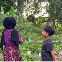 Kira-kira setelah mendapat sorotan luar biasa, akankah nasib Farel berubah dan tinggal di rumah dengan kondisi yang lebih baik?  (Foto: YouTube/Mambruut Official)