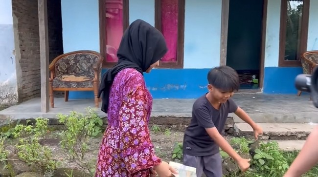 Dilihat dari depan, rumah tersebut begitu sederhana. Seperti diberitakan detikJatim, rumah berukuran lebar sekitar 5 meter dan panjang sekitar 6 meter itu jadi saksi tumbuhnya Farel yang kini sudah berusia 12 tahun. (Foto: YouTube/Mambruut Official)