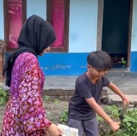 Dilihat dari depan, rumah tersebut begitu sederhana. Seperti diberitakan detikJatim, rumah berukuran lebar sekitar 5 meter dan panjang sekitar 6 meter itu jadi saksi tumbuhnya Farel yang kini sudah berusia 12 tahun. (Foto: YouTube/Mambruut Official)